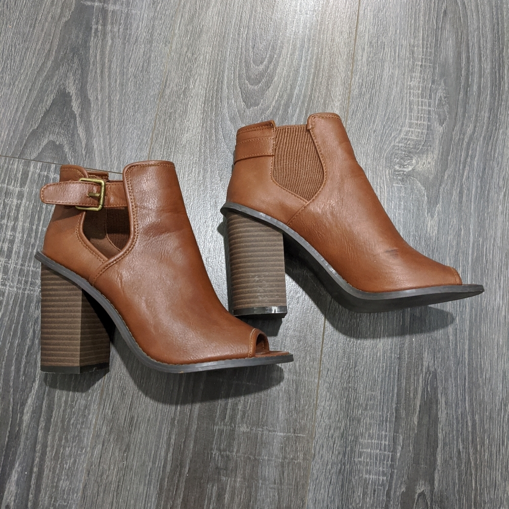 Brown ankle boot open toe with gold buckle